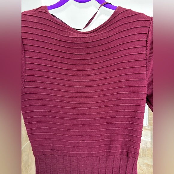 Jones New York Burgundy Ribbed Sweater Midi Dress size Medium - Picture 3 of 6
